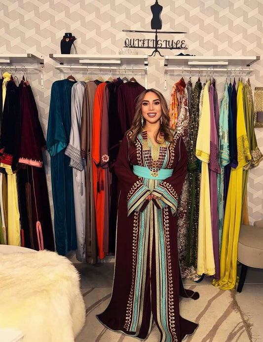 تكشيطة تجمع بين اللون العنابي والأزرق السماوي