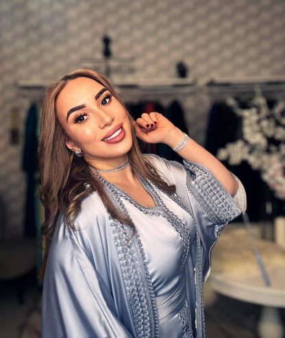 قفطان مطرز يدويًا بالكامل