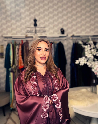 قفطان بقماش فاخر وزواقة متقنة