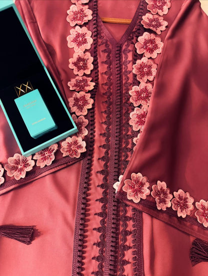 قفطان بقماش فاخر وزواقة متقنة