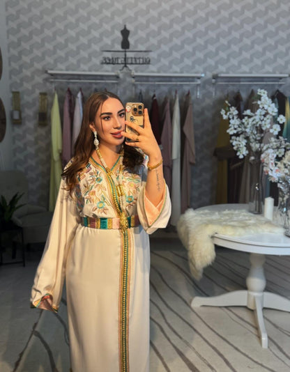 قفطان الأنيق بتطريز رباطي متقن