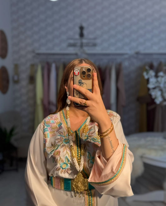 قفطان الأنيق بتطريز رباطي متقن