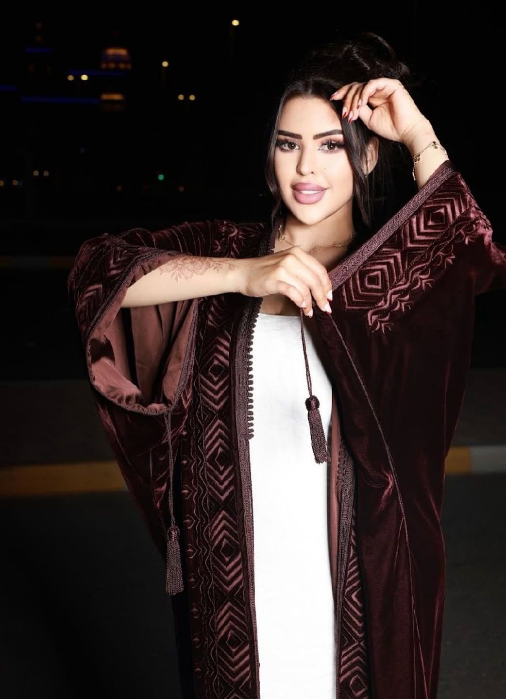 كيمونو باللون البني بتصميم مغربي فاخر