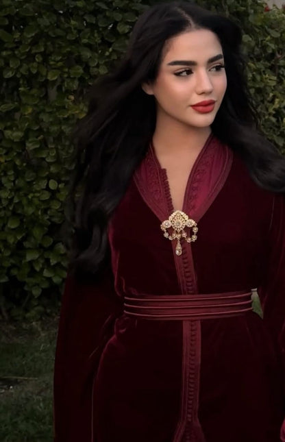 تكشيطة عنابية أنيقة، مزيج من المخمل والحرير الفاخر