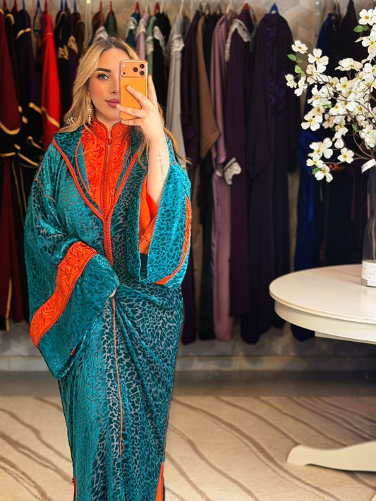 جلابة فاخرة بتفاصيل متقنة