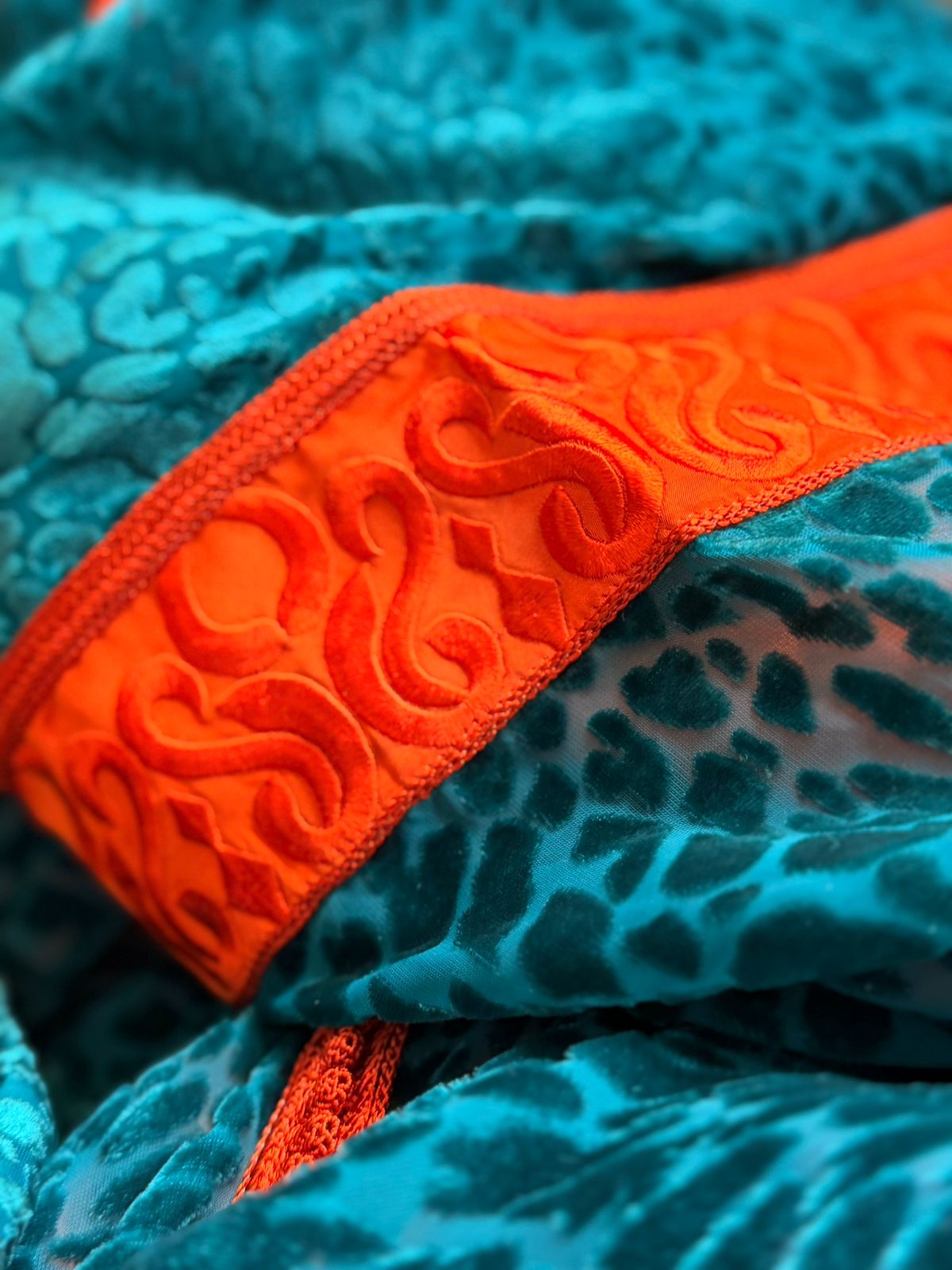 جلابة فاخرة بتفاصيل متقنة