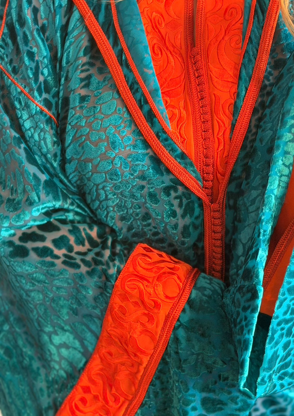 جلابة فاخرة بتفاصيل متقنة